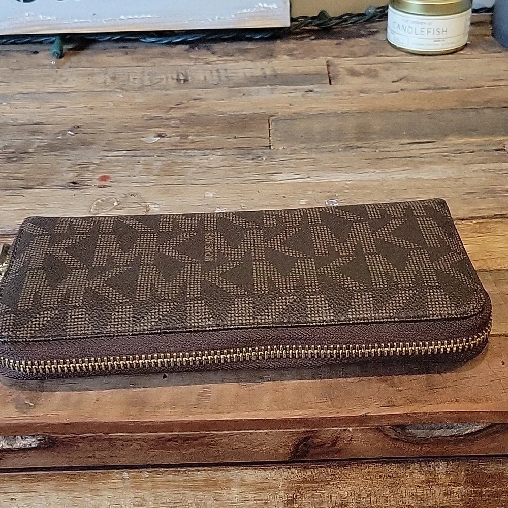 Michael Kors Vintage Jet Set Continental Full Zip Logo Wallet